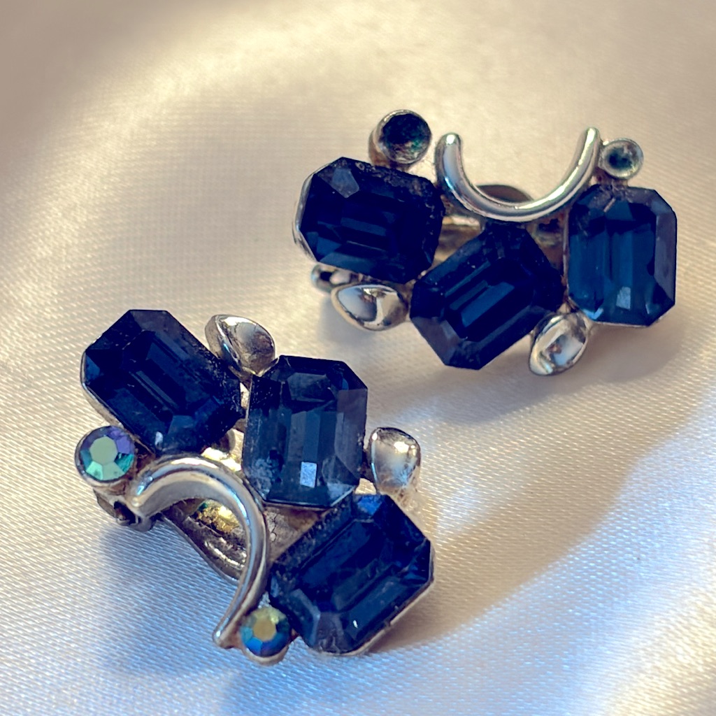 Gorgeous Sapphire Blue Rhinestone Lisner Signed Vintage Earrings 21$